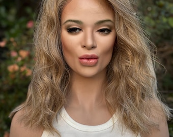 Peluca de encaje frontal de cabello humano WILDFIRE Sunset, rubia natural, de longitud media, con ondas veraniegas, 14 pulgadas, raya libre.