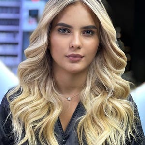 Peluca frontal de encaje con efecto ombré color rubio playa champán: cabello humano virgen de 20 pulgadas con balayage y babylights.