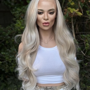 EISKÖNIGIN | Echthaar-Mischung Lace Front Perücke | Eisiges Platin Cooles natürliches blondes Balayage | Hand-gebundenes Spitzen Top