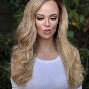 Perruque blonde amande vanille 100 % cheveux humains vierges Balayage mélangé clair mettant en évidence 18 pouces ondulés de luxe sur le devant