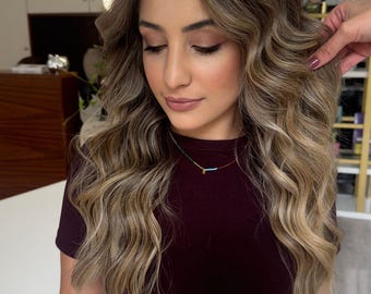 Peluca frontal de encaje de 20 pulgadas color rubio latte helado, balayage rubio claro cremoso, peluca de cabello humano con raíces oscuras onduladas y ombré, densidad del 150%.