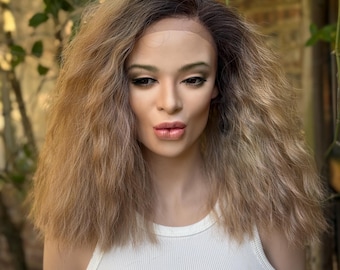 Peluca INDIE rubia arena con efecto ombré y raíces, frontal de encaje, 13x4 anudada a mano, mezcla de cabello humano,