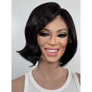 Peruka syntetyczna w kolorze bogatej, naturalnej czerni, krótkie, ułożone włosy typu bob, grzywka z boku, koronka z przodu, wstępnie wyrwana, ręcznie wiązana peruka z koronką