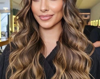 Peluca frontal de encaje ondulado, cabello virgen premium 100% humano, color marrón jarabe de arce degradado, rubio gamuza, reflejos tostados que enmarcan el rostro.