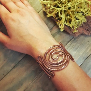 Strukturiertes Kupfer Spiral Manschetten Armband, Bold Wavy Boho Hammered Kupfer Statement Manschette