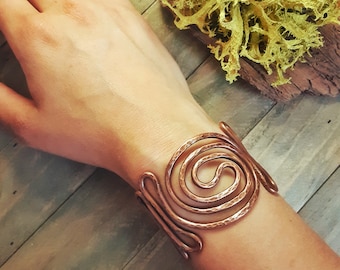 Strukturiertes Kupfer Spiral Manschetten Armband, Bold Wavy Boho Hammered Kupfer Statement Manschette