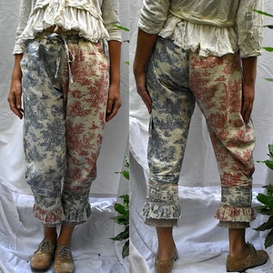Steampunk Toile de Jouy bloeiers. Lagenlook broek met ruches, pantalons, broek met stroken, Franse landelijke print. Contrasterende poten. Op bestelling gemaakt