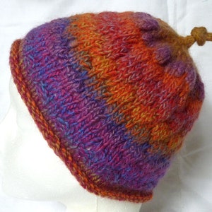 Mütze aus reiner Wolle, handgestrickt mit handgezwirntem Garn. Strukturierte, warme, bunte Mütze. Sofort versandfertig.