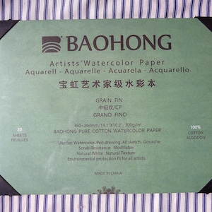 Carta per acquerelli BaoHong di qualità artistica, grana grossa, blocco gommato da 20 fogli. 26 x 36 cm. 100% cotone, 300 g/m², collata alla gelatina, realizzata a stampo.