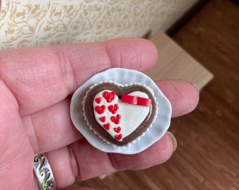 12 scale dolls house miniature heart shaped Valentine’s cake