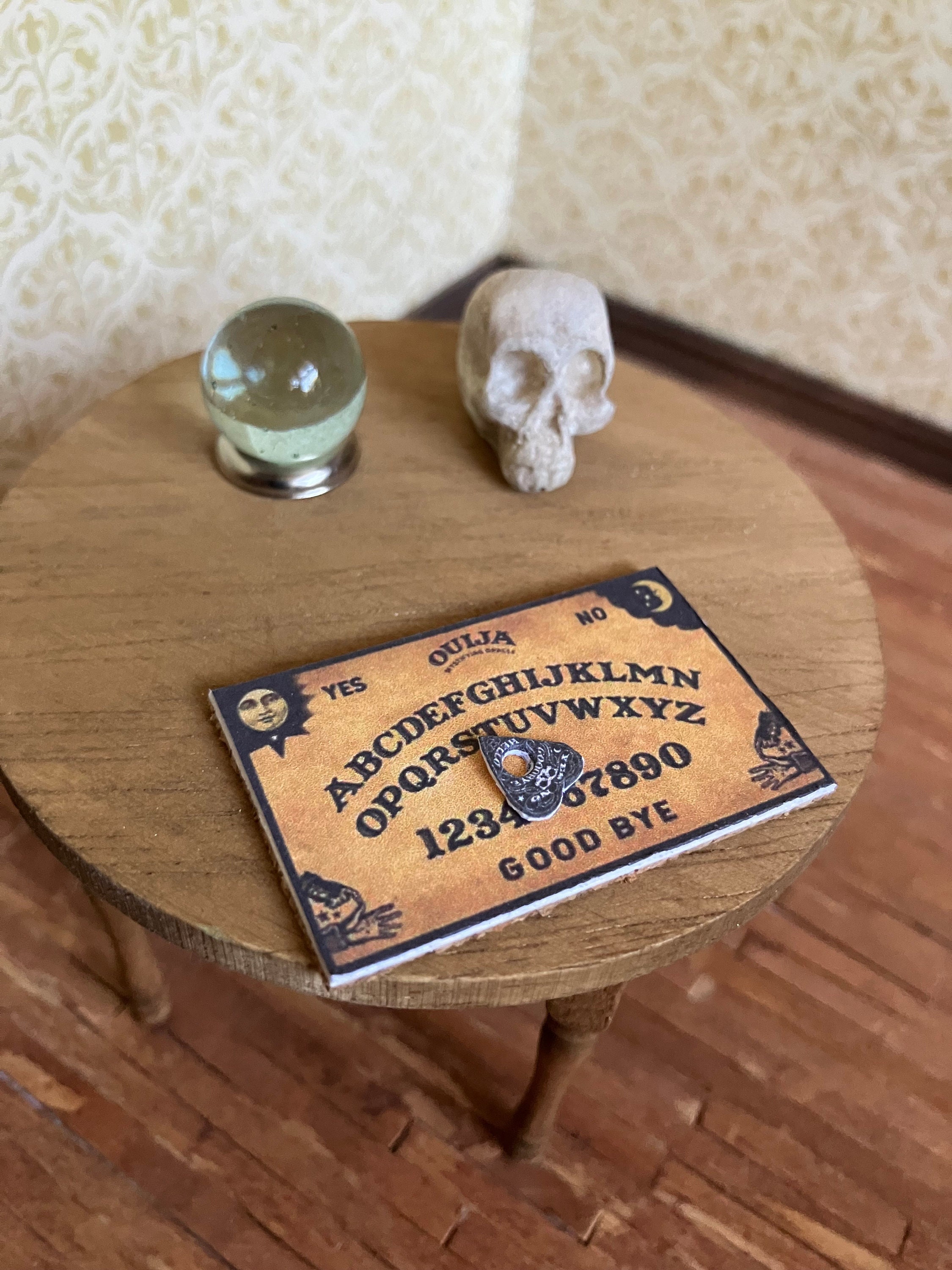 Tablero Ouija de madera en miniatura con planchettes - Miniaturas de casa  de muñecas