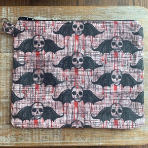 Bolsa de maquillaje con forma de calavera negra, cartera con alas de murciélago sangrantes, bolso de mano, bolso gótico con cremallera, monedero, bolso de tela, bolsa con cremallera de calavera, regalo gótico