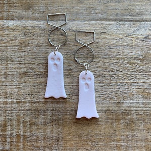Pendientes de calibre de túnel fantasma Halloween Túnel fantasma Espeluznante Pesos de orejas de arcilla fantasma Kawaii Adorables perchas de orejas fantasma Clip de caída en pendientes