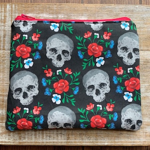 Bolsa de maquillaje con diseño de calavera negra, monedero con diseño floral, bolso gótico con cremallera, monedero, bolso de tela, bolsa con cremallera retro con calavera, regalo gótico