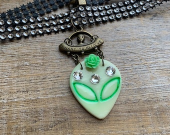 Alien Choker Necklace Lime Green Pendant Alien Retro Y2K Style UFO Choker Jewelry Alien Glow in Dark Rose Choker 90s Rhinestone Necklace