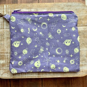 Bolsa de cosméticos celestial, llavero wiccan, bolsa de maquillaje, bolsa de cosméticos morada, billetera gótica espacial, porta identificación, billetera de tela, bolsa de cristales de Halloween