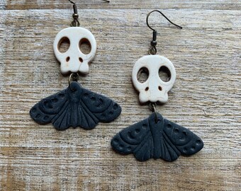 Dödsmalörhängen Gotiska månörhängen Malörhängen Udda konstiga Memento Mori Dödsskalle Polymer Clay Gotiska klämmörhängen Öronhängen