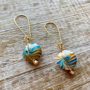 Pendientes de cristal de Murano en espiral, elegantes pendientes dorados, pendientes colgantes de cristal de Murano, pendientes de cristal de Murano con envoltura de alambre, regalo de cristal de Murano dorado