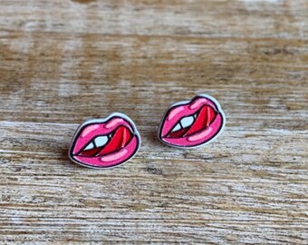 Könnte beinhalten: Ein Paar Ohrringe in Form von rosa und roten Lippen mit herausgestreckter Zunge.