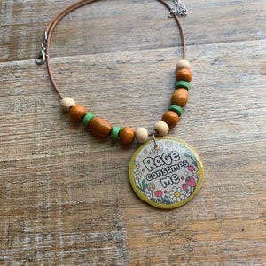 Rage Consumes Me Halskette Erdbeere Gänseblümchen Statement Halskette Niedliche Blumen Halskette Geschenk für Best Friend Schmuck Beere Frucht Halskette