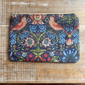 Cartera Liberty Strawberry Thief Cartera William Morris Cartera con cremallera Birds Fruit & Flowers Cartera de tela William Morris Cartera con diseño de pájaros