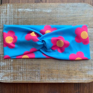 Stretch Headbands Knotted Headband Twist Headband Stretchy Soft Headband For Nurses Bright 70s Daisy Retro Blue with Pink Daisies Headband