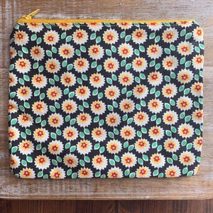 Bolso de maquillaje con diseño de margaritas y diseño de flores, bonito bolso de mano con diseño de flores y diseño de margaritas, estilo retro, para documentos de identidad, de tela, años 70
