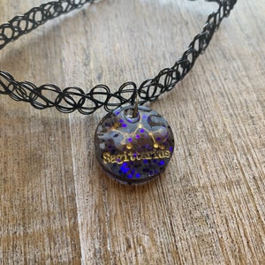 Collar de resina morada con el signo astrológico de Sagitario, collar con el signo astrológico, regalo, joyería de constelación, collar del zodiaco.