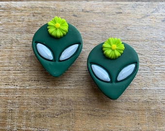 Alien 16mm Green Plugs Cute Daisy Alien 5/8 Inch Extraterrestrial Gauges Plugs Gauges Green UFO Plugs Wood Plugs Wood Gauges Aliens