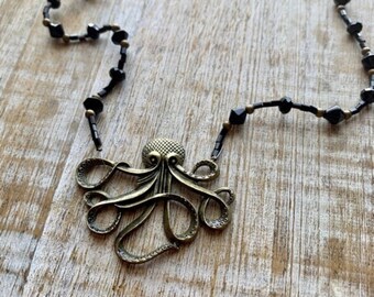 Collar de tentáculo de pulpo bronce negro cefalópodo pulpo colgante minimalista Steampunk pulpo collar con cuentas tentáculo declaración collar