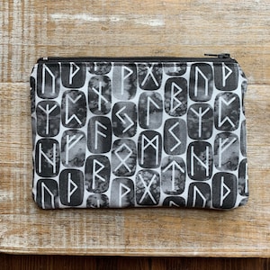 Monedero con runas de Futhark, monedero con alfabeto rúnico, monedero negro, billetera nórdica, portadocumentos, bolsa de tela, estuche con cremallera con runas, regalo vikingo