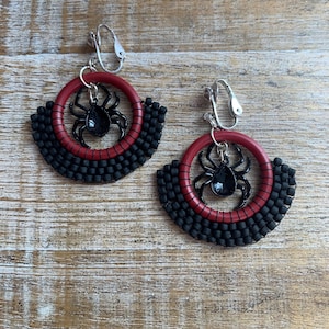 Gothic hoepel clip op oorbellen hoepels spin zwart schattige spin oorbellen Halloween rode hoepels Goth statement hoepel oorbellen cadeau Dark Academia