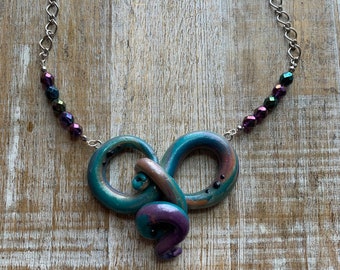 Collar colgante de tentáculo de pulpo, collar de pulpo cefalópodo de arcilla de polímero azul, collar púrpura arco iris, collar de declaración de tentáculo de arcilla