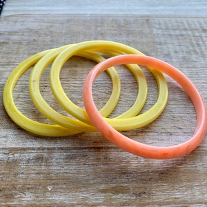 Lucite Armreif Armbänder Gelbe Armreifen Gelbe Armbänder Set mit Vier Armreif Armbänder Vintage Acryl Armreifen Lucite Armreifen Vintage