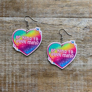 Brincos de amor próprio Saúde mental Coração milenar Resina Rosa Presente de saúde mental Seja gentil com sua mente Brincos de clipe Penduradores de orelha Medidores