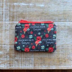 Monedero con la frase "Odio a todo el mundo", monedero con palabras malsonantes, monedero con cremallera, monedero con diseño de flores, monedero antisocial