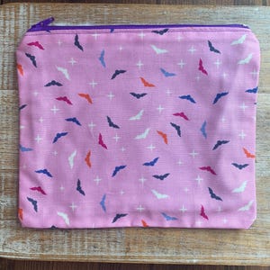 Bolsa de maquillaje con diseño de murciélagos pastel, cartera con alas de murciélago, bolso de mano, bolso gótico con cremallera, monedero, bolso de tela, bolsa con cremallera de calavera, regalo de murciélagos de Halloween
