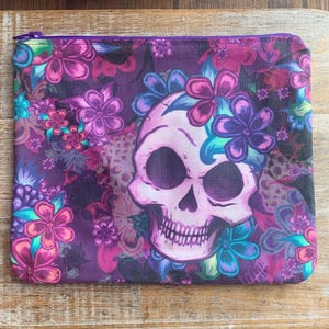 Bolsa de maquillaje con diseño de calavera morada, monedero con diseño floral, bolso gótico con cremallera, monedero, bolsa de tela, bolsa con cremallera retro con calavera, regalo gótico