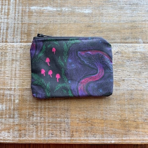 Monedero morado con forma de hongo, estilo cottagecore, oscuro, con cremallera, estilo gótico, estilo cottagecore.