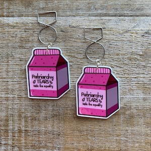 Brincos de túnel de lágrimas do patriarcado, pesos de orelha engraçados, ganchos de orelha rosa, presente de declaração feminina para melhor amiga, brincos de clipe de caixa de leite