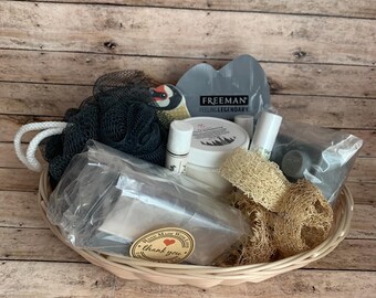 Men’s Bath Gift Basket Pampering Bath Soap Lip Balm Bath Gift Basket Set Body Butter Face Mask Loofah Scrubs Mens Fathers Day Gift Bath Set