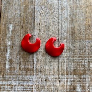 Vintage Red Wavy Acrylic Earrings Vintage Hoop Earrings Mod Red Hoop Earrings Vintage Retro 1.5 Inch Mod Statement Earrings Vintage Hoops