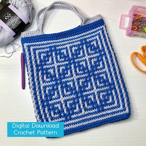 Op de afbeelding: Een gehaakte tote bag met een geometrisch patroon in blauw en grijs. De tas heeft een grijze handvat en is gemaakt met een textuur steek. De tekst "Digital Download Crochet Pattern" staat onderaan de afbeelding.