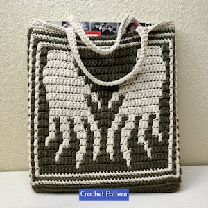 Op de afbeelding: Een gehaakte tote bag met een geometrisch patroon in groen en wit. De tas heeft twee hengsels en de tekst "Crochet Pattern" is onderaan afgedrukt.
