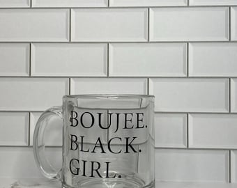 Chica negra elegante, chica negra de lujo, vibras de tía rica, vaso de lata, taza transparente