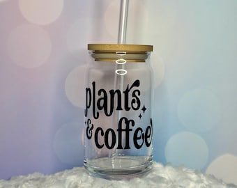 Plantas y lata de café de vidrio
