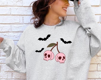 Bluza z okrągłym dekoltem Skull Cherry Ghost - uroczy jesienny nietoperz, modny sweter na Halloween, sweter unisex, przytulny zimowy top, sweter w stylu gotyckim, wyjątkowy