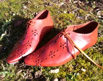 Low chiseled leather medieval shoes