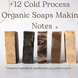 Könnte beinhalten: Fünf rechteckige Seifenstücke aus Bio-Seife in verschiedenen Braun- und Beigetönen werden gezeigt. Der Text "12 Cold Process Organic Soaps Making Notes" steht oben, mit "Organic ingredients, gentle formula, custom scents" unten.