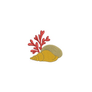 Puede incluir: Un diseño bordado que presenta una concha espiral de color amarillo dorado con una sección superior beige texturizada, colocada junto a una rama de coral rojo vibrante. El bordado utiliza puntadas densas para crear un motivo acuático detallado.